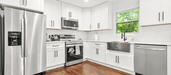 Family-pet-friendly home in golf community near airport, sport arenas & downtown
