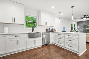 Jääkaappi, mikroaaltouuni, uuni, liesi