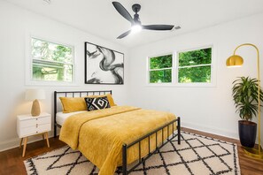 2 bedrooms, desk, iron/ironing board, travel crib - 25+ Couples & Families 2 BD 1BA Near Mercedes Benz Stadium, Hartsfield-Jackson (Atlanta)
