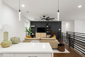 Älytelevisio, kirjoja, musiikkikirjasto, stereot