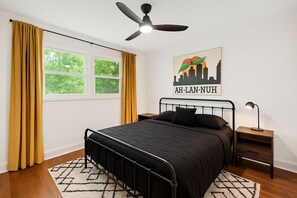 2 makuuhuonetta, työpöytä, silitysrauta/-lauta, vauvan matkasänky