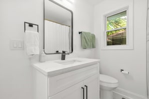 Hair dryer, towels, toilet paper - 25+ Couples & Families 2 BD 1BA Near Mercedes Benz Stadium, Hartsfield-Jackson (Atlanta)