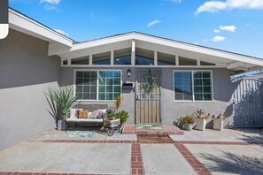 Exterior - 4-bedroom 3 bathroom cozy home in Anaheim (Anaheim)