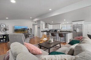 Living area - 4-bedroom 3 bathroom cozy home in Anaheim (Anaheim)