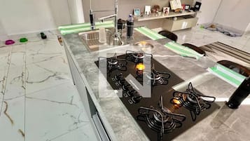 Fridge, cookware/dishes/utensils