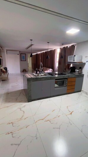 Réfrigérateur, batterie de cuisine, vaisselle et ustensiles