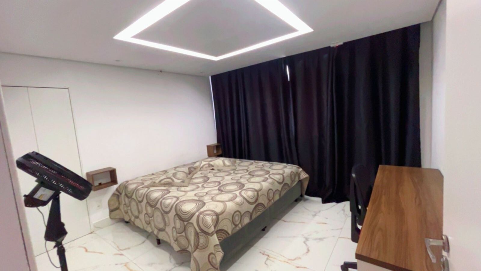 Escrivaninha, espaço de trabalho para notebook