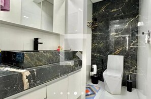 Shower, pengering rambut, handuk, dan sabun