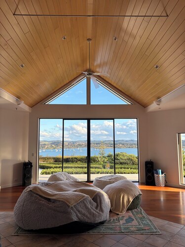 Luxury Five Bedroom Private Beach Estate with Starlink