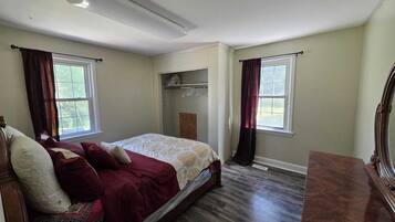 3 bedrooms, iron/ironing board, WiFi, bed sheets