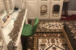 5 bedrooms, iron/ironing board, WiFi