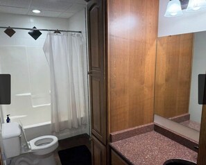 Toallas y papel de baño 