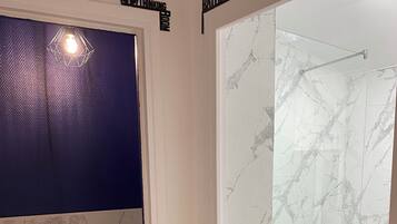 Douche, serviettes fournies, savon, papier toilette