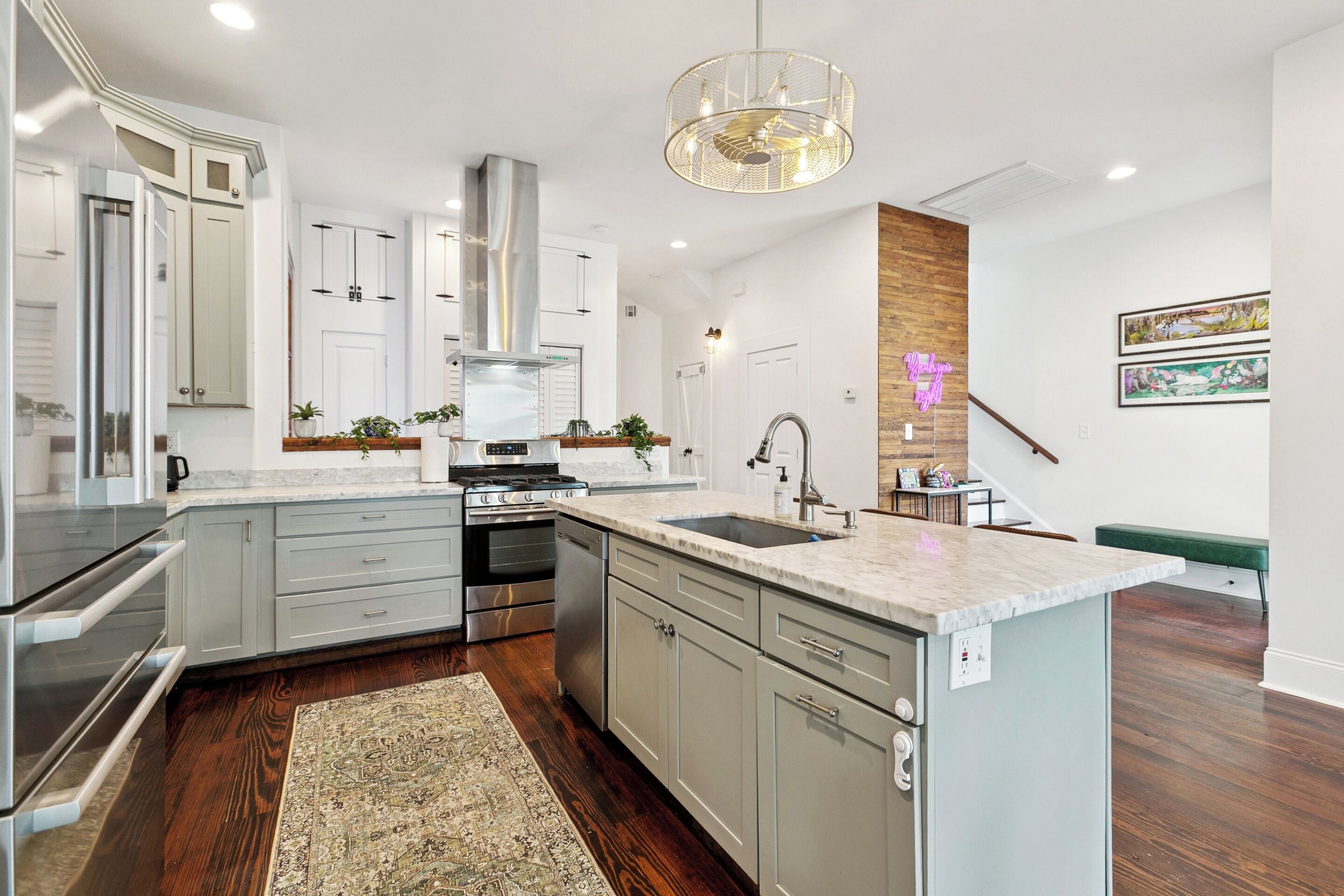 冷蔵庫、電子レンジ、オーブン、コンロ