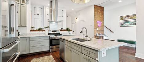 冷蔵庫、電子レンジ、オーブン、コンロ