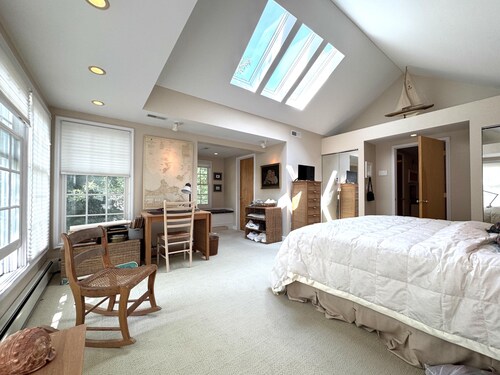 328 Cherry Close Walk to Downtown and Pool