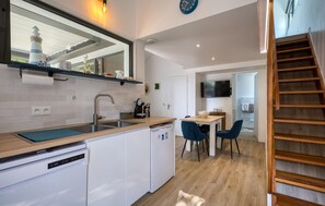 Fridge, oven, stovetop, dishwasher