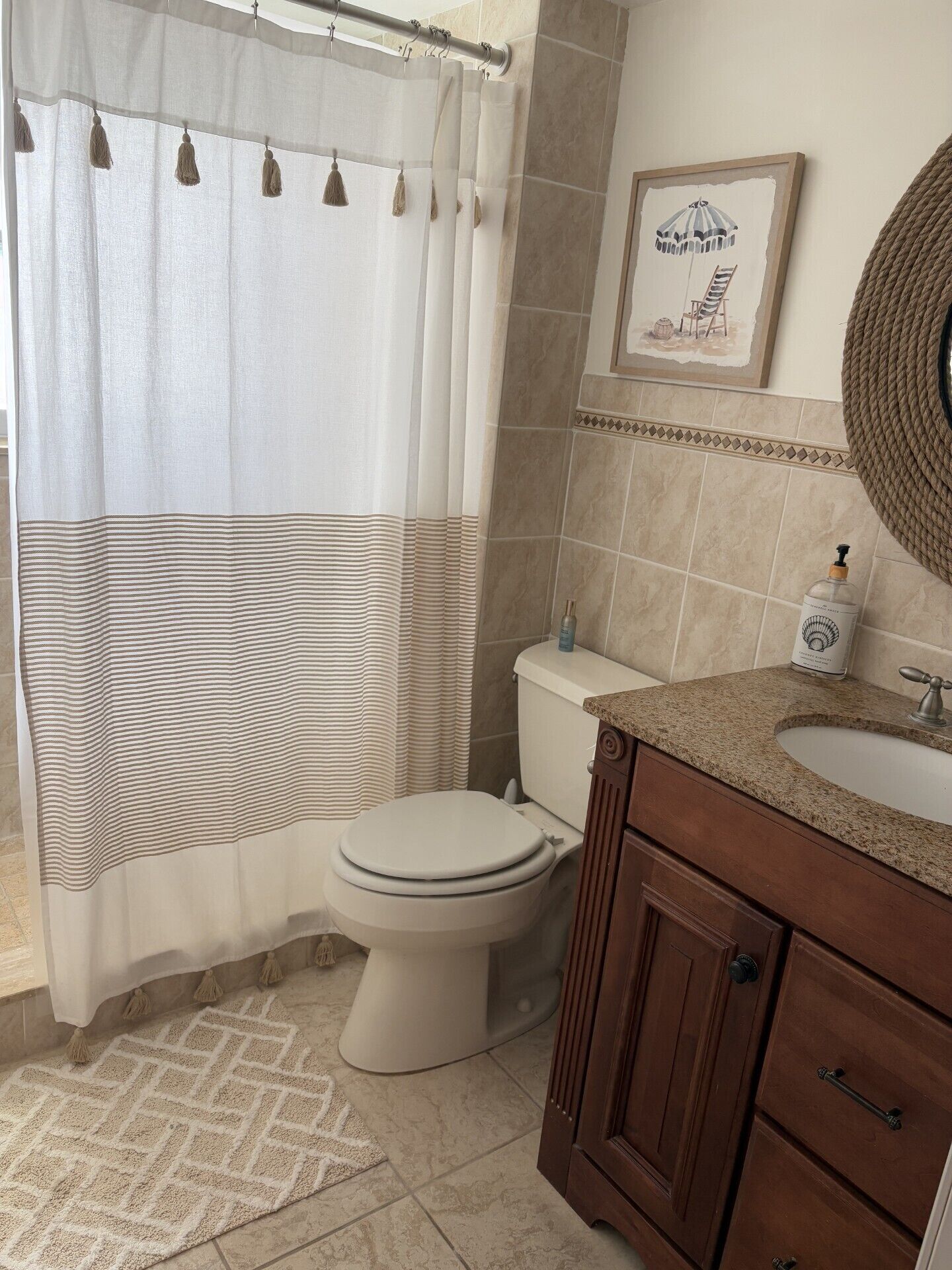 Une salle de bain avec des toilettes, un lavabo et un rideau de douche.