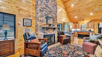 Smart TV, chimenea, libros, biblioteca de música