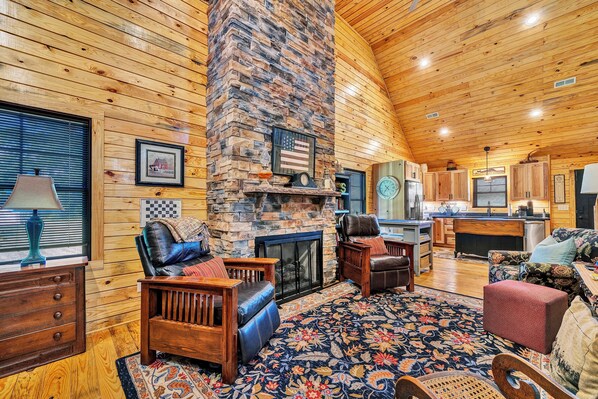 Älytelevisio, takka, kirjoja, musiikkikirjasto