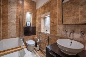 Asciugacapelli, asciugamani, sapone, carta igienica