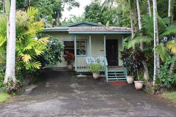 Exterior - When you're ready to get away... (Hilo)
