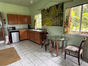 Coffee/tea maker, fridge, microwave, stovetop
