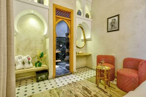 خزنة داخل الغرفة وواي فاي مجانًا