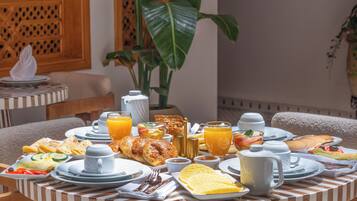 Desayuno completo gratuito y diario