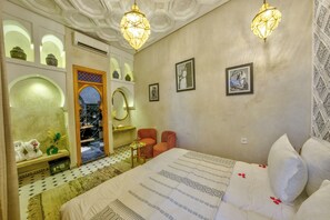 خزنة داخل الغرفة وواي فاي مجانًا