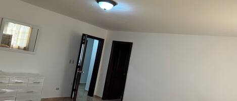 3 slaapkamers, een strijkplank/strijkijzer, internet, beddengoed