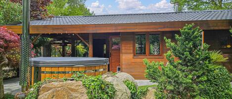 Bañera de hidromasaje al aire libre