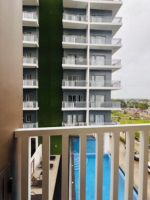 Room, 1 Bedroom, Balcony, Pool View | Balkoni