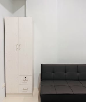 Room, 1 Bedroom, Balcony, Pool View | Bahagian dalam