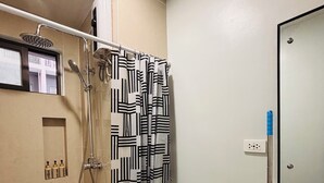 Rom, 1 soverom, balkong, bassengutsikt | Bad