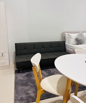 Chambre, 1 chambre, balcon, vue sur la piscine | Salle de séjour