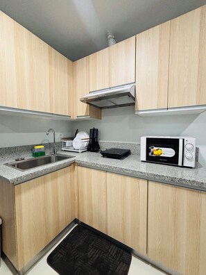 Room, 1 Bedroom, Balcony, Pool View | Bahagian dalam