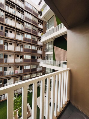 Kamer, 1 slaapkamer, balkon, uitzicht op zwembad | Balkon