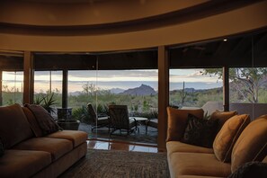 Interior - Luxury 5 Bdrm 5 Bath Retreat, Gorgeous Red Mountain Views, Private Pool/Spa (Mesa)