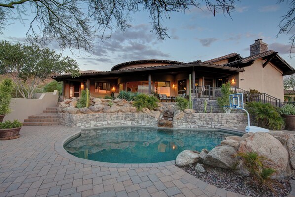 Outdoor pool - Luxury 5 Bdrm 5 Bath Retreat, Gorgeous Red Mountain Views, Private Pool/Spa (Mesa)