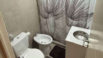 Bidet, toallas, jabón, papel higiénico