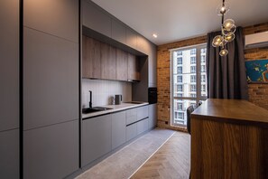 Departamento Deluxe, vista al parque | Cocina privada | Refrigerador con congelador, microondas, horno y parrilla de estufa 