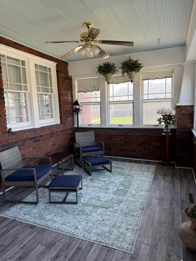 Collosal Craftsman-4 BR, 9 Beds-Sleeps 1 to 14!