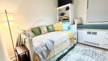 4 bedrooms, iron/ironing board, WiFi, bed sheets