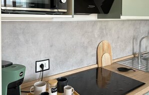 Kylskåp, mikrovågsugn, spishäll och kaffe- och tebryggare