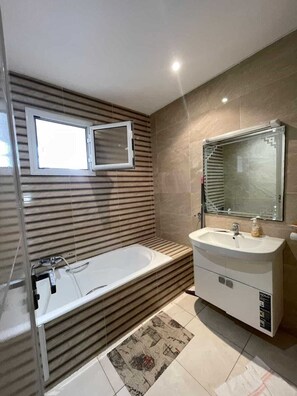 Een haardroger, een bidet, handdoeken, zeep