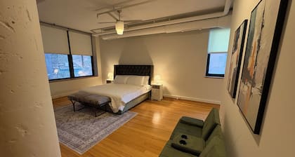 Condo on East 4th – Walk to Rocket Arena, Progressive Field & Playhouse Square