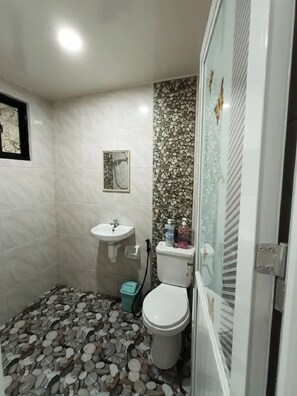 Een bidet, handdoeken, zeep, toiletpapier