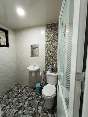 Een bidet, handdoeken, zeep, toiletpapier