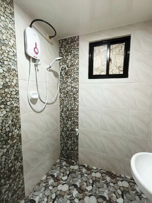 Bidet, serviettes fournies, savon, papier toilette